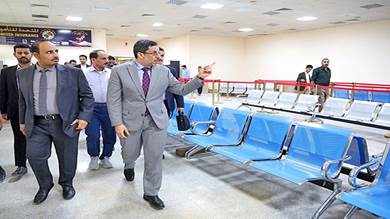 رئيس الوزراء يعود الى عدن بعد زيارة الى حضرموت ويؤكد على تسريع تأهيل مطار الريان